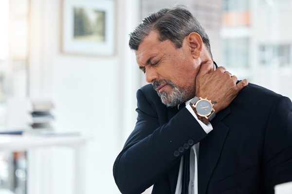 When To Visit A Chiropractor For Neck Pain Treatment